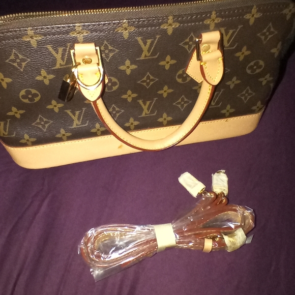 LV Purse - Picture 3 of 3